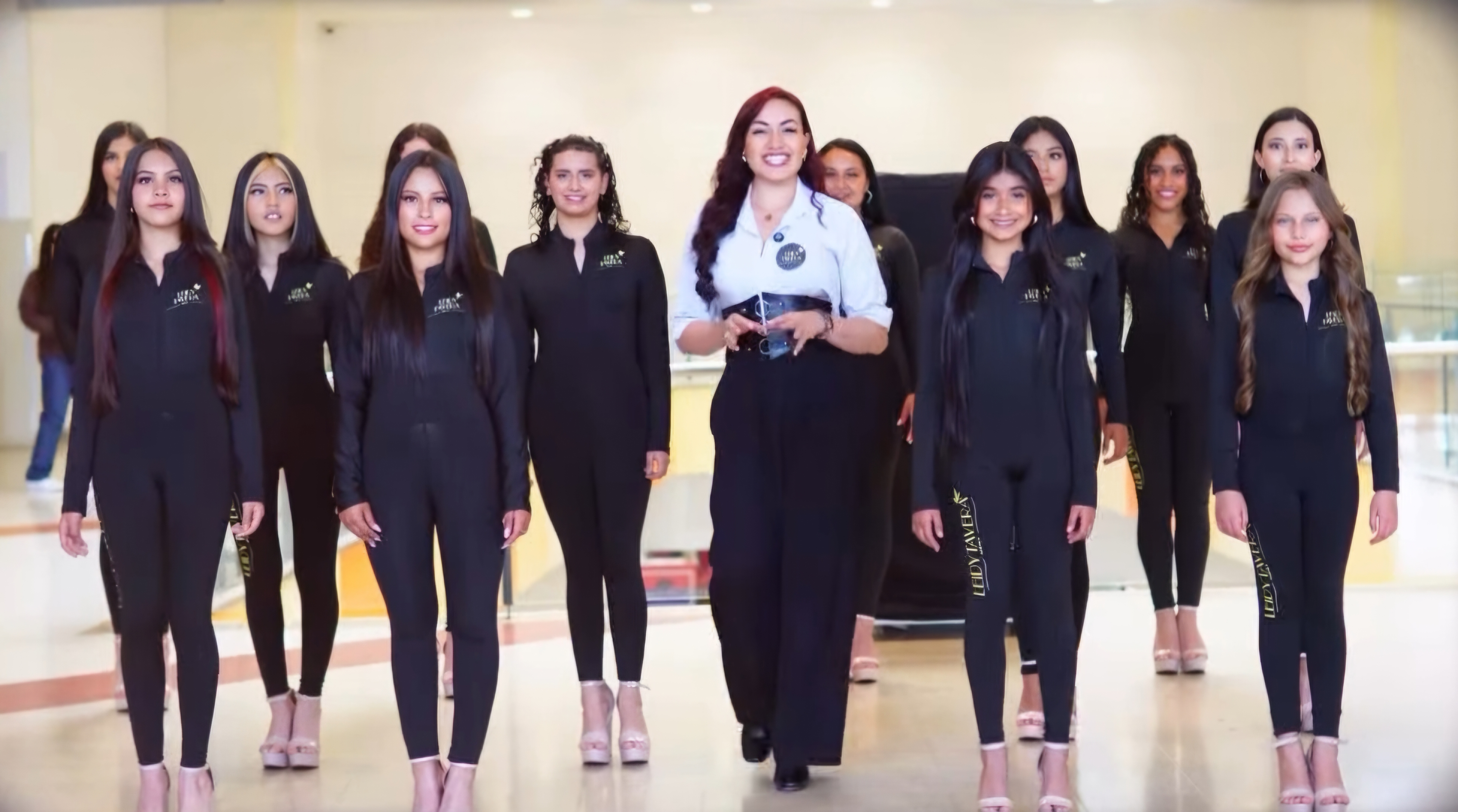 Leidy Tavera y grupo de modelos de Estilo y Glamour