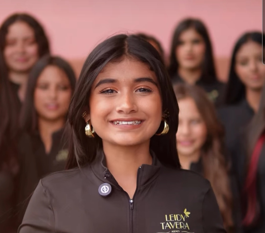 Modelos de Estilo y Glamour caminando en pasarela