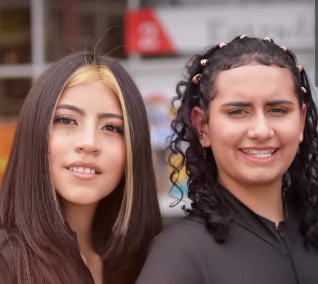 Dos modelos sonriendo en exterior