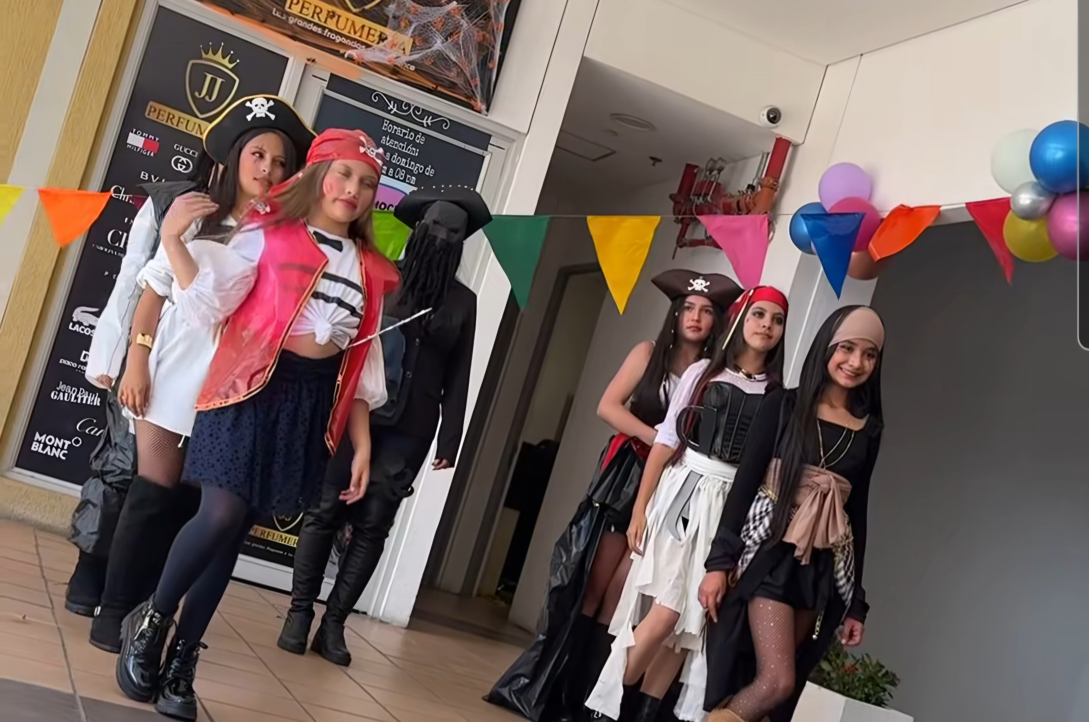 Niñas disfrazadas de piratas en pasarela temática