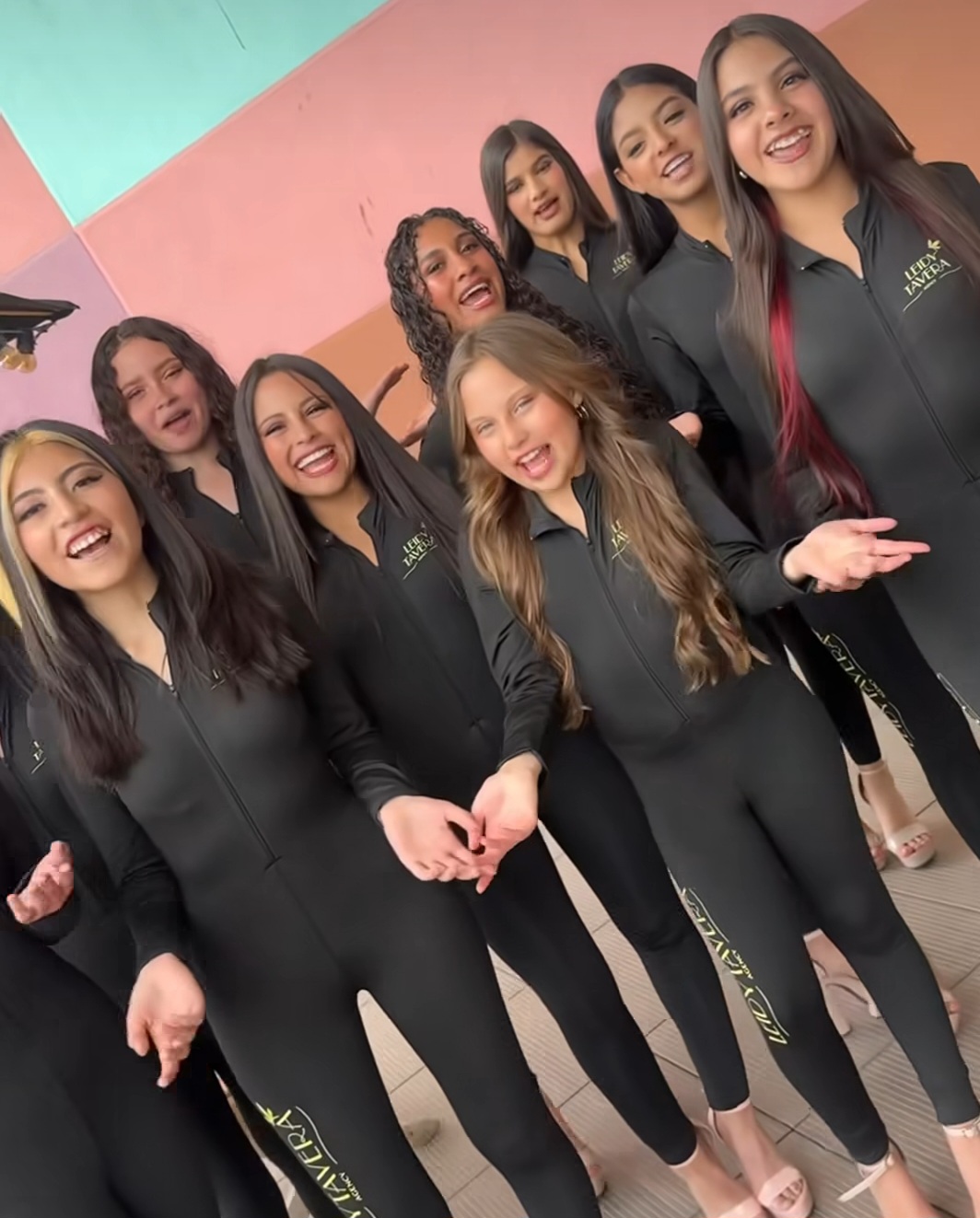 Grupo de modelos juveniles sonriendo