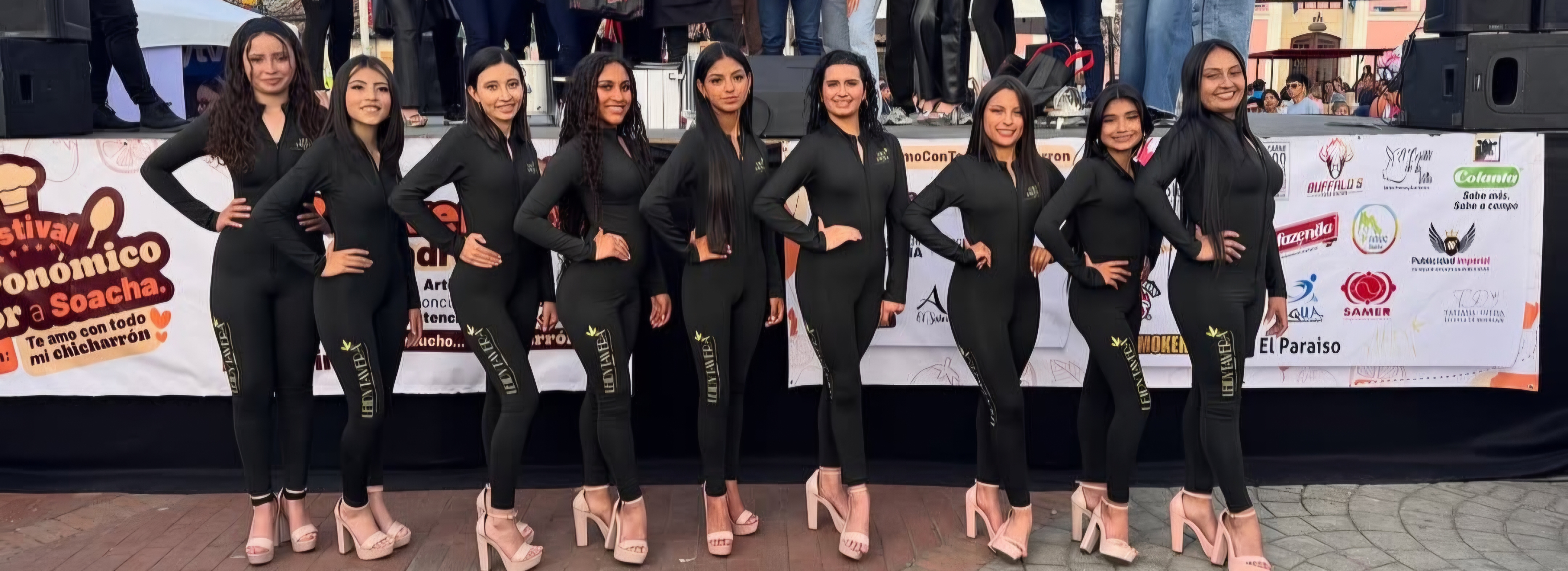 Modelos en escenario de festival en Soacha