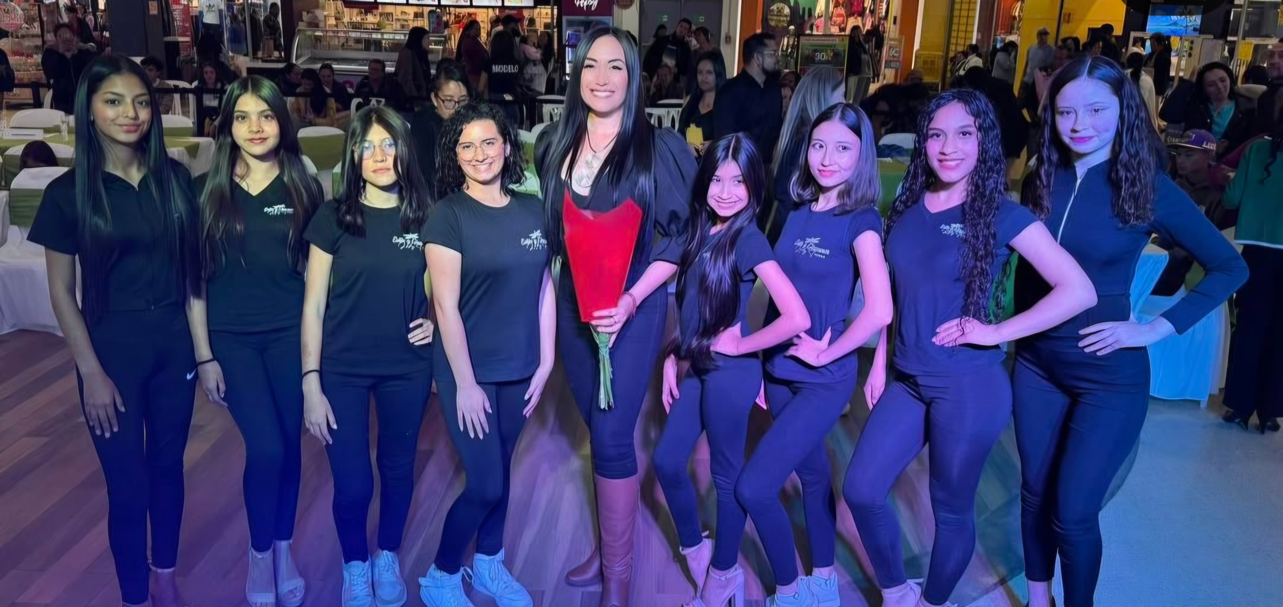 Leidy Tavera y estudiantes en evento nocturno