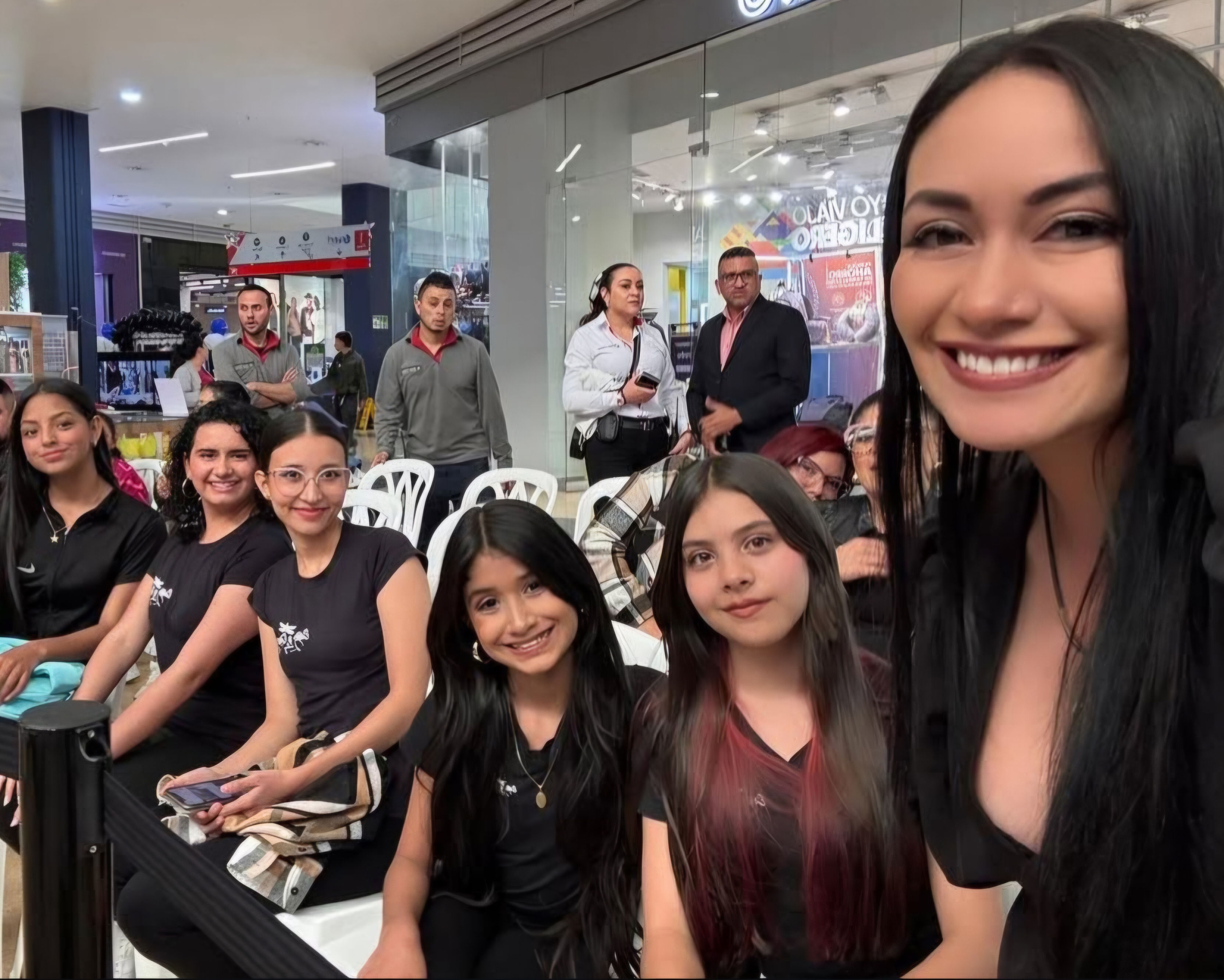 Leidy Tavera y estudiantes sentadas en evento