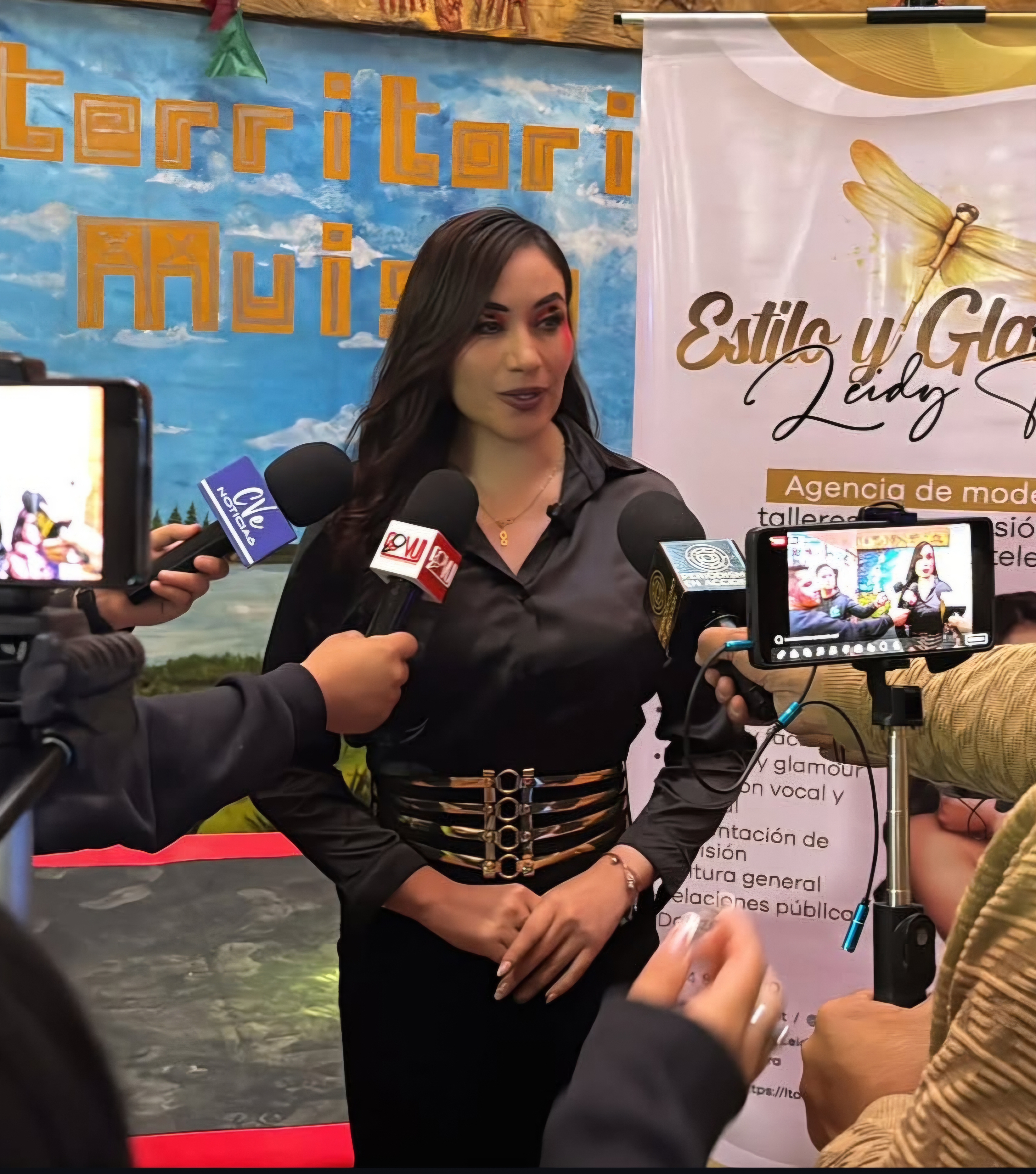 Leidy Tavera siendo entrevistada por medios