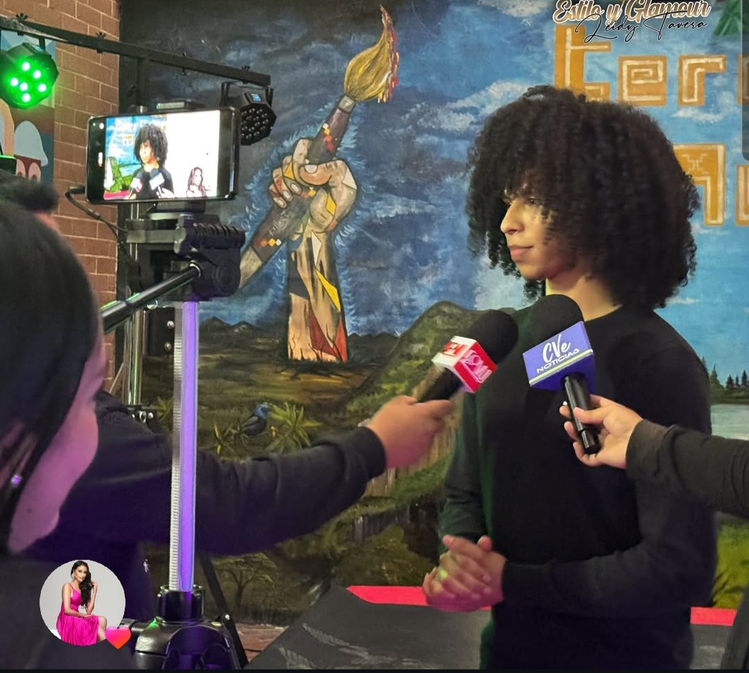 Modelo dando entrevista en escenario artístico