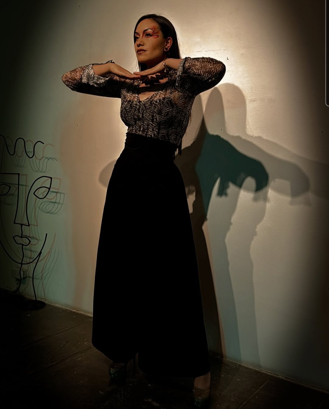 Leidy Tavera posando en estudio artístico